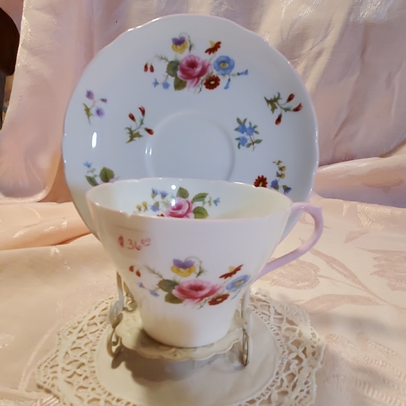 SHELLEY "Rose & Red Daisy" Teacup/saucer set - Picture 2 of 8